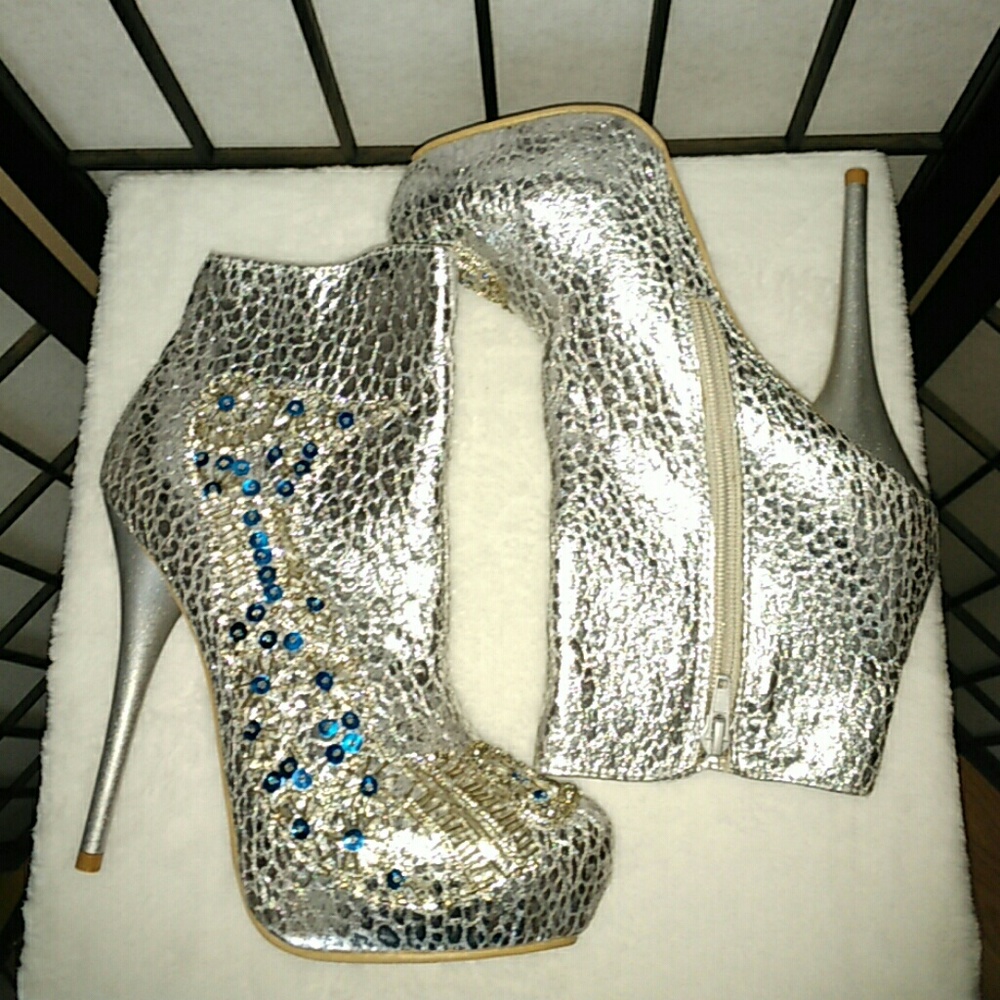 LAST PAIR! Sz 6.5 Metallic Silver 5" Heels Booties - Picture 3 of 4